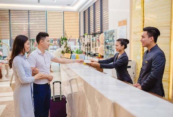Khách check-in tại khách sạn, xu hướng phục hồi ngành khách sạn sau Covid